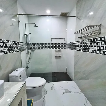 Massive Pet-friendly House, 5 Mins From Beach, Holiday home