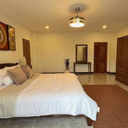 Massive Pet-friendly House, 5 Mins From Beach, Holiday home