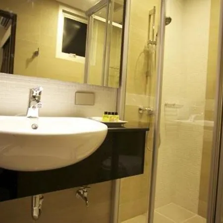 April Hotel 3*