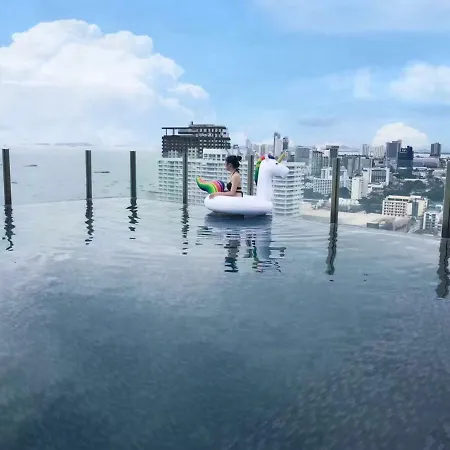 The Base Pattaya: Infinity Pool Near Walking Street Apartment