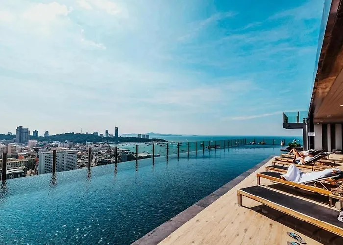 Central Pattaya - Infinity Pool Condo Pattaya View