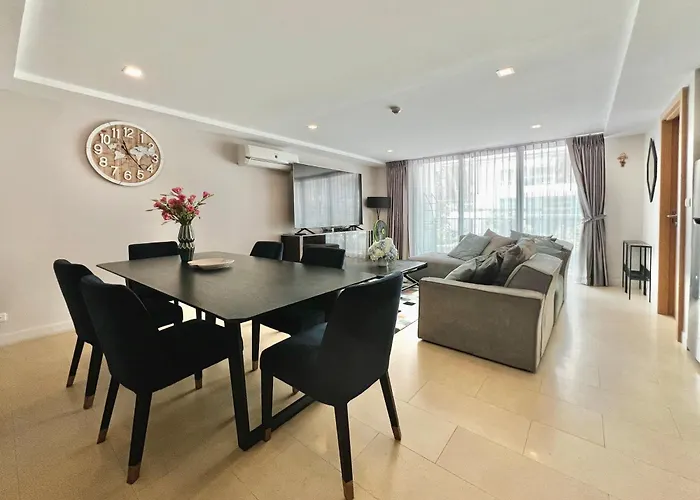 The Aurora Praatumnak - Luxury Two Bedroom Apartment Near The Sea