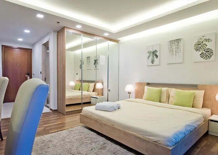 Stylish Studio In Peak Towers