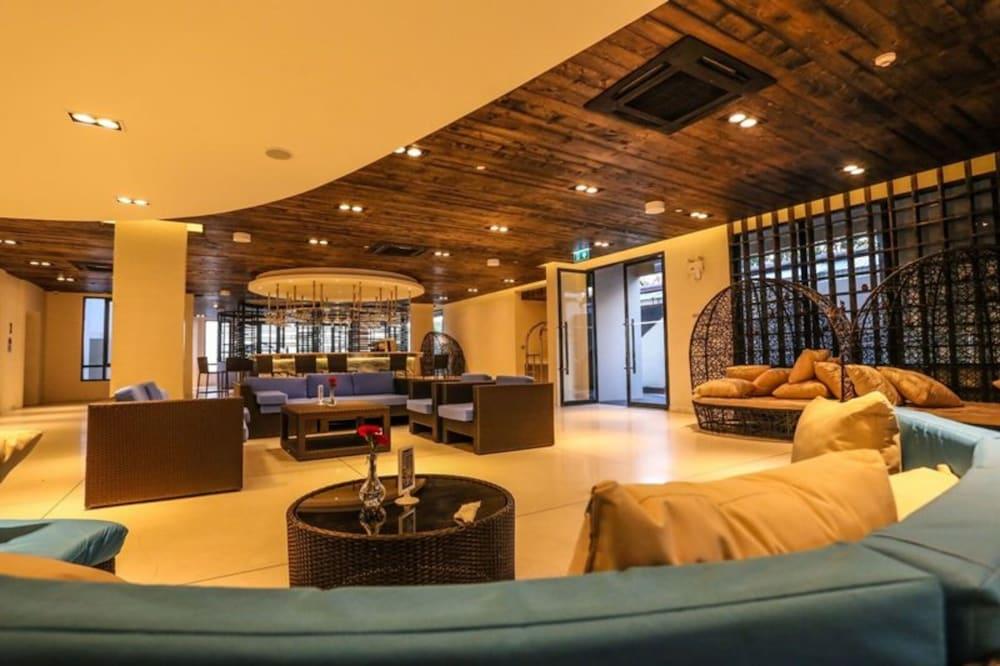 Golden Tulip Beachfront