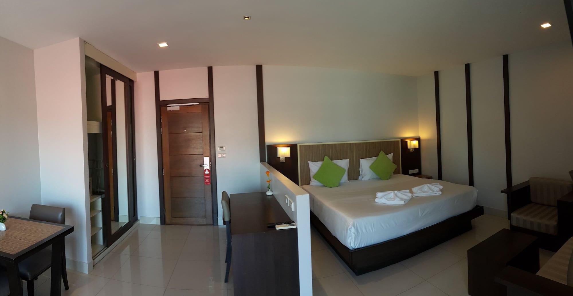 Hotel April 3*