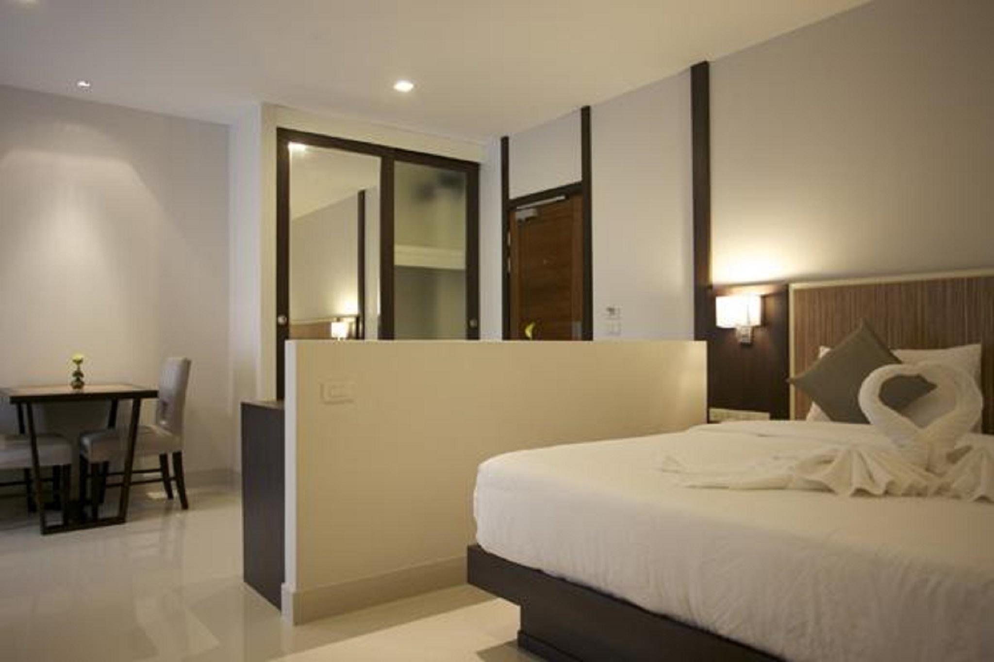 Hotel April 3*
