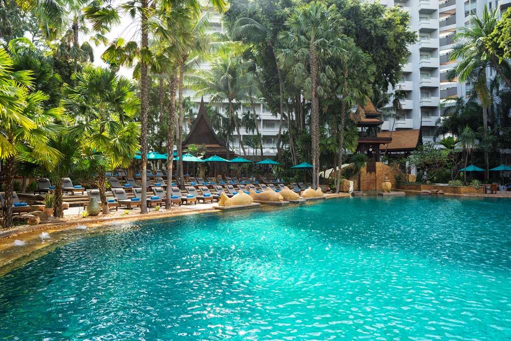 Hotel Avani And *