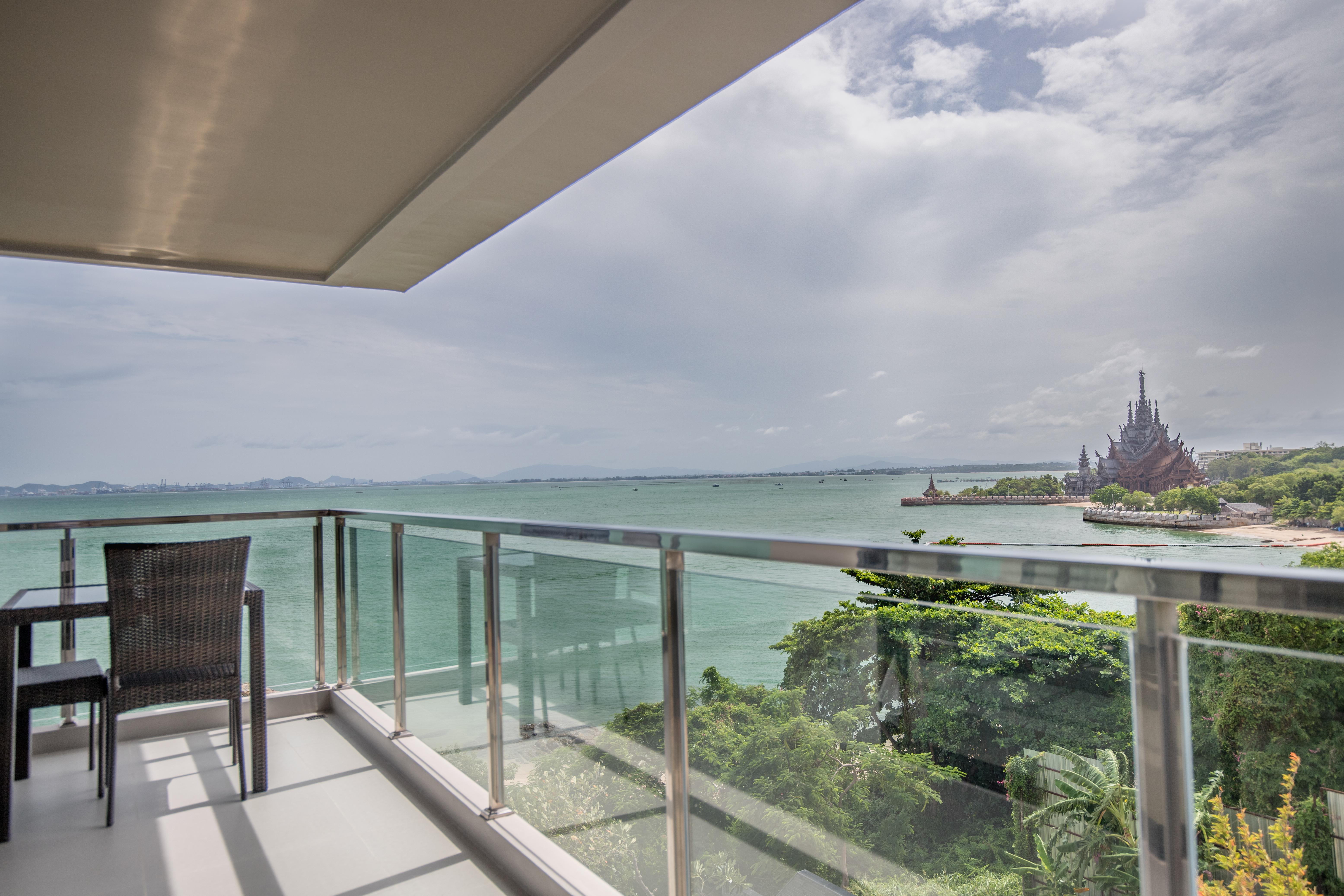 Golden Tulip Beachfront 5*