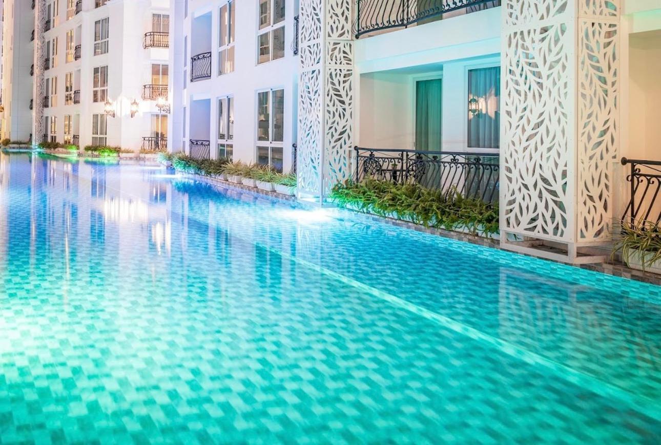 Center Luxurious Garden 2