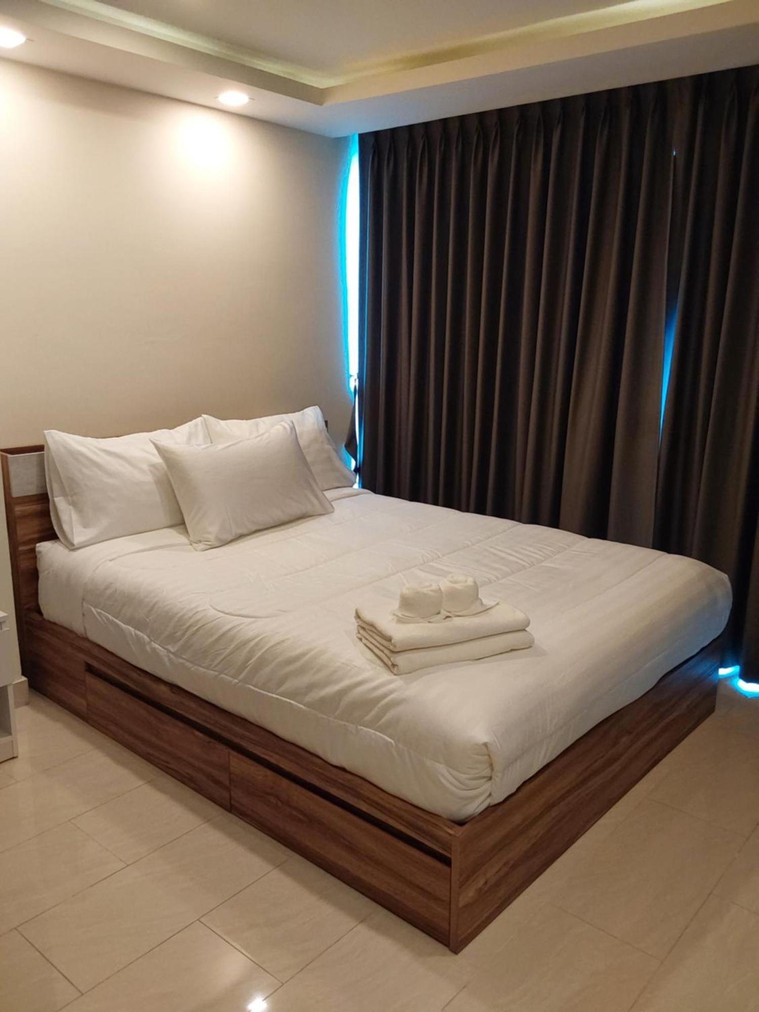 Apartment Grand Avenue, 2 Bed-/ 2 Bathroom, 70 Sqm, Pool View