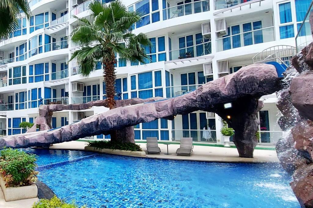 Grand Avenue, 2 Bed-/ 2 Bathroom, 70 Sqm, Pool View Apartment