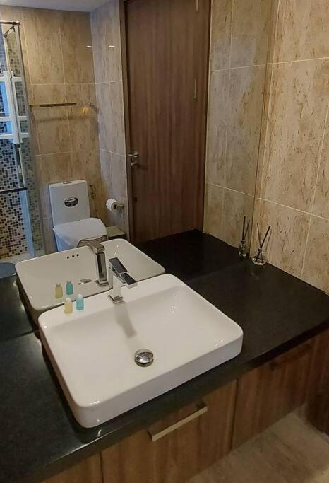 Grand Avenue, 2 Bed-/ 2 Bathroom, 70 Sqm, Pool View * Pattaya