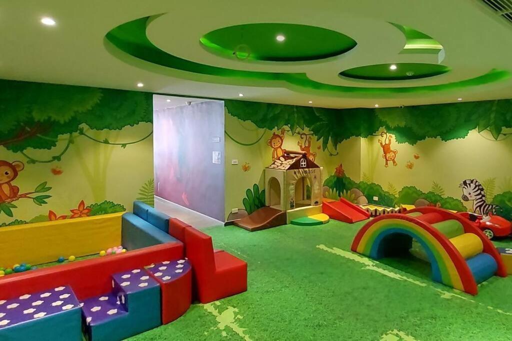 Grand Avenue, 2 Bed-/ 2 Bathroom, 70 Sqm, Pool View Apartment Pattaya