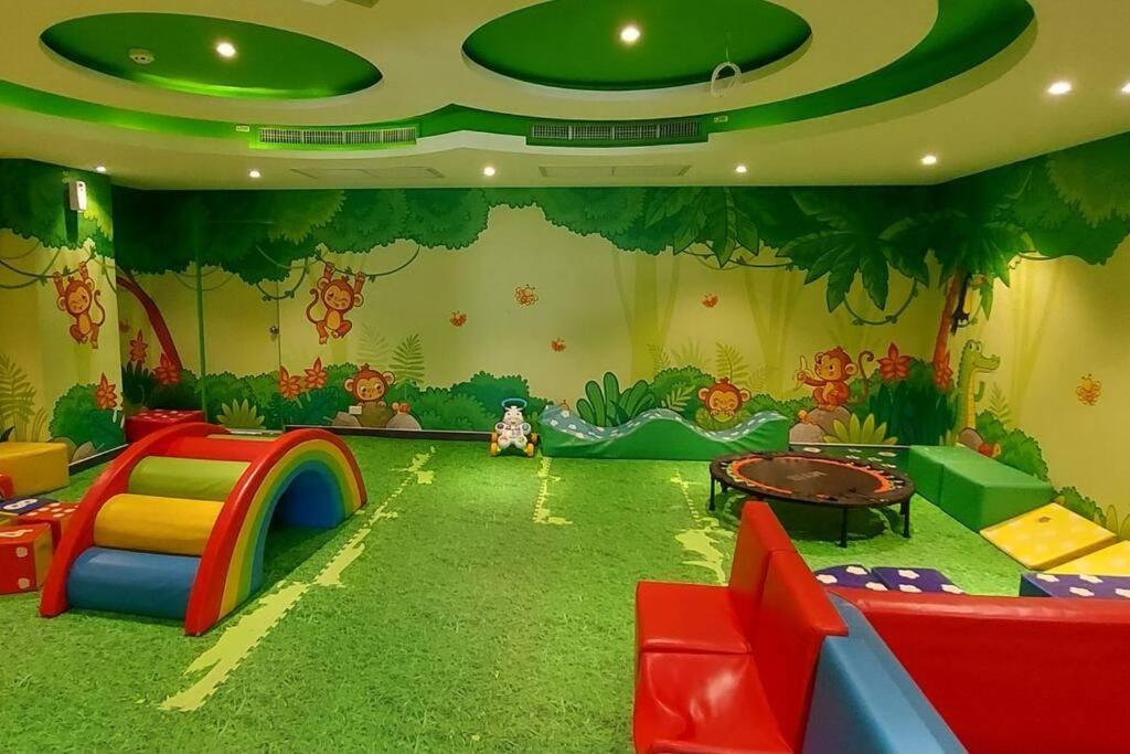 Grand Avenue, 2 Bed-/ 2 Bathroom, 70 Sqm, Pool View