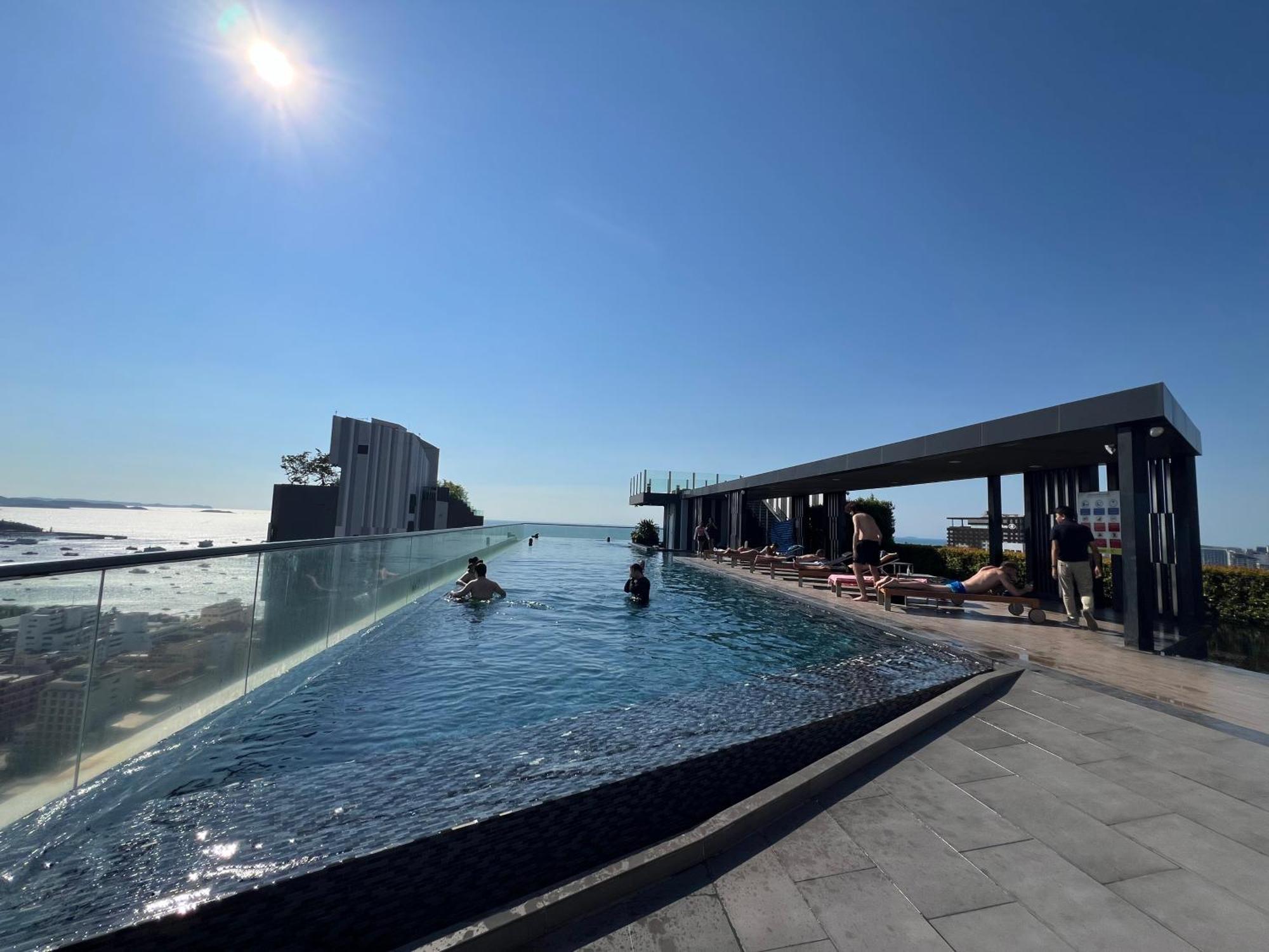 秘狗公寓the Base Apartment Pattaya