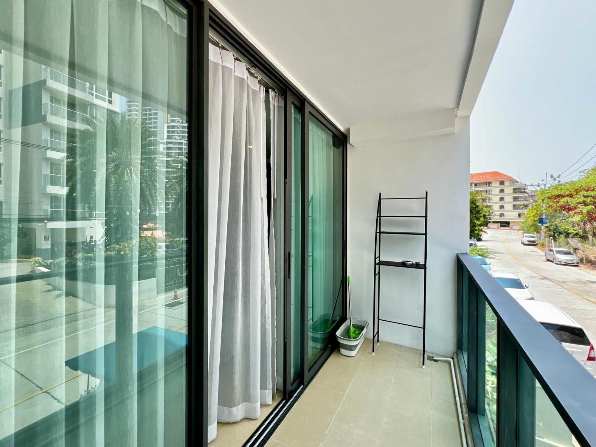 The Aurora Praatumnak - Luxury Two Bedroom Near The Sea Apartment Pattaya