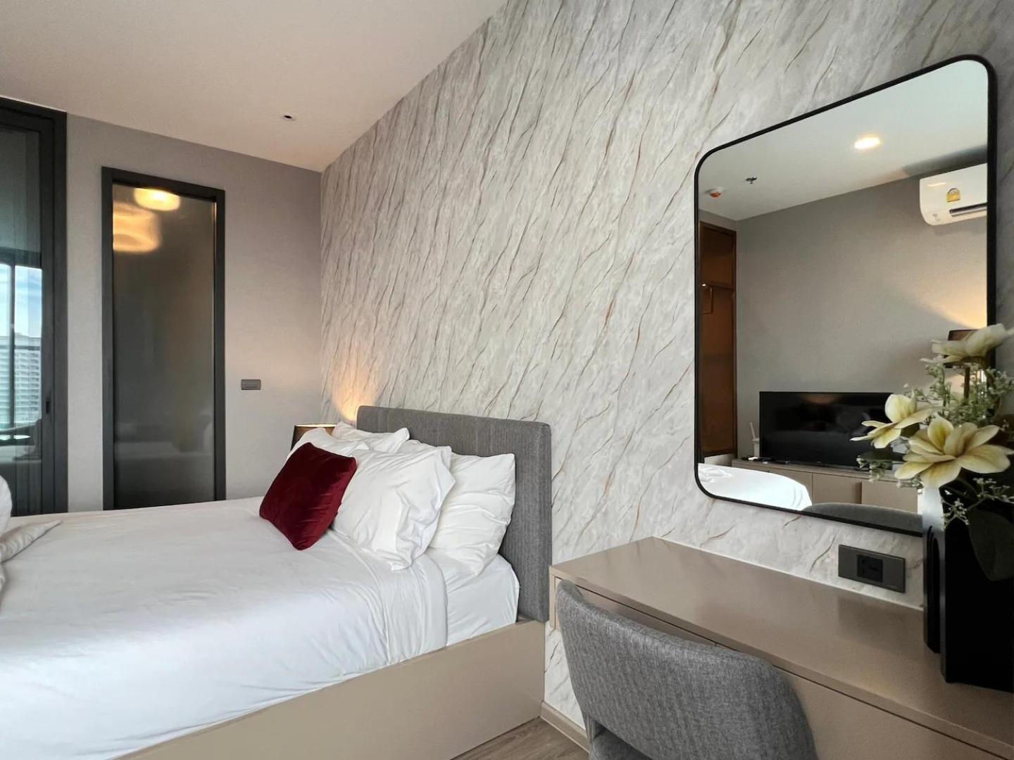 Apartment Downtown Chic Rooftop Pool #e212a12