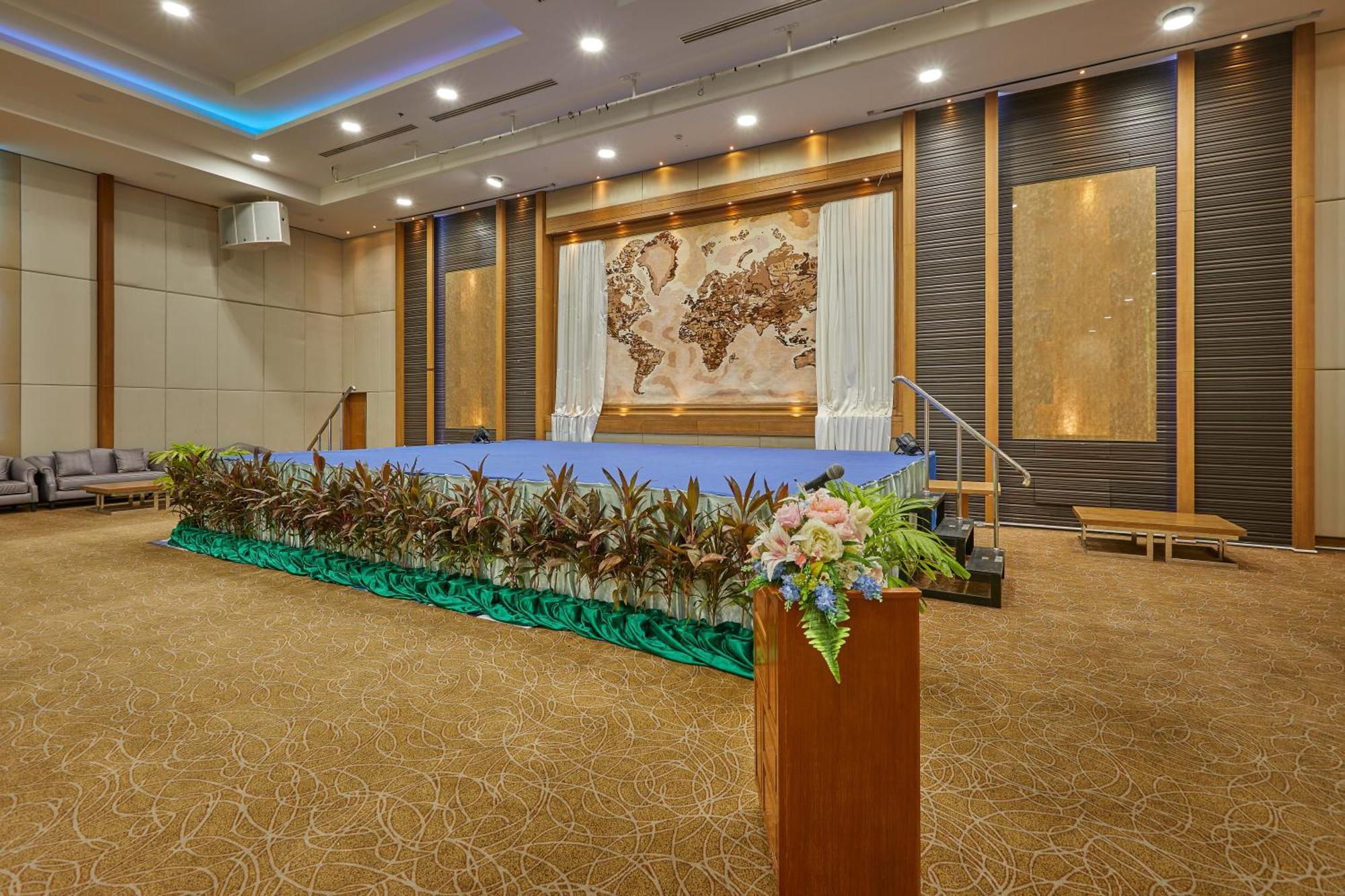 Welcome World Beachfront Hotel