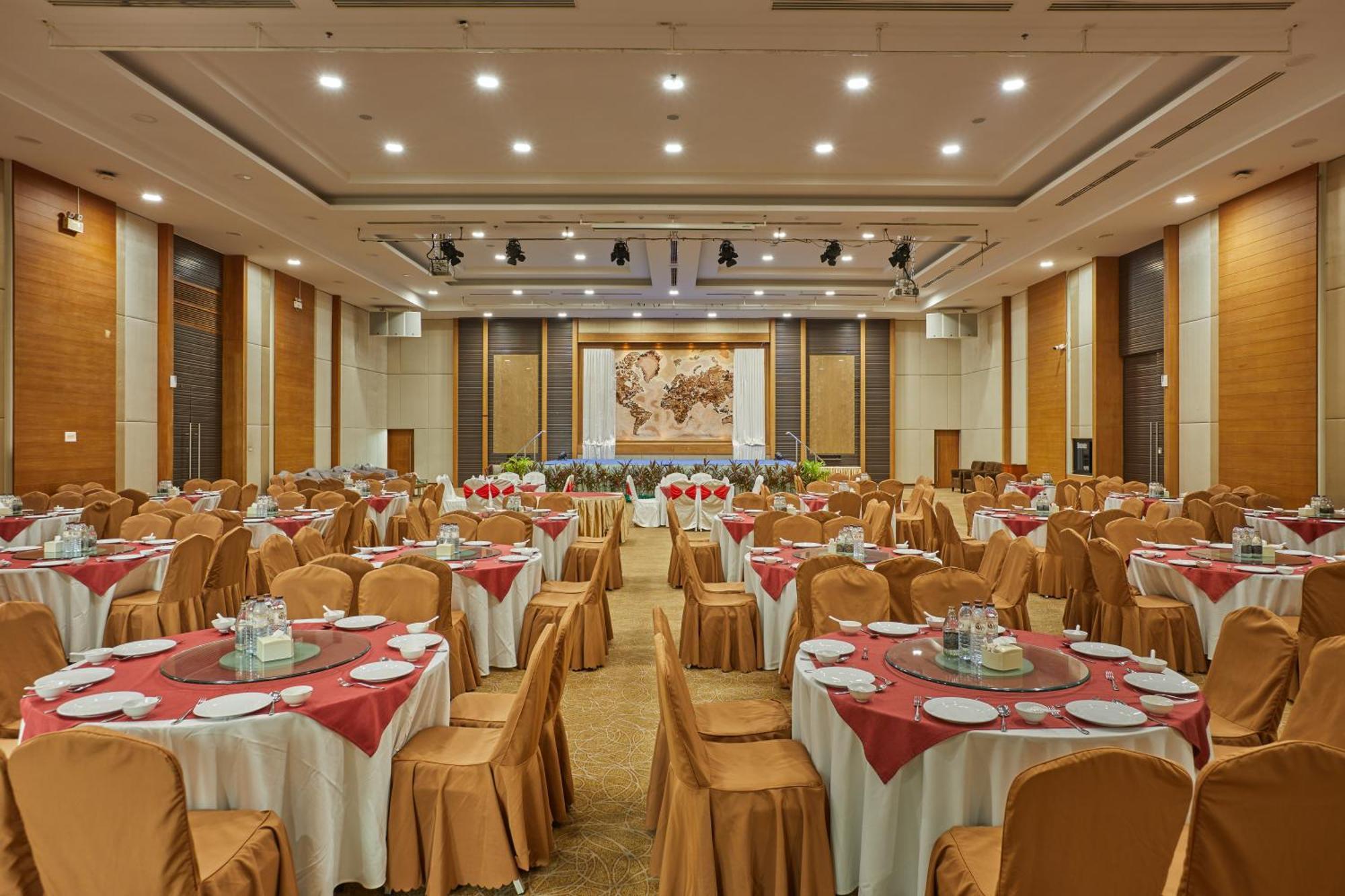 Welcome World Beachfront Hotel