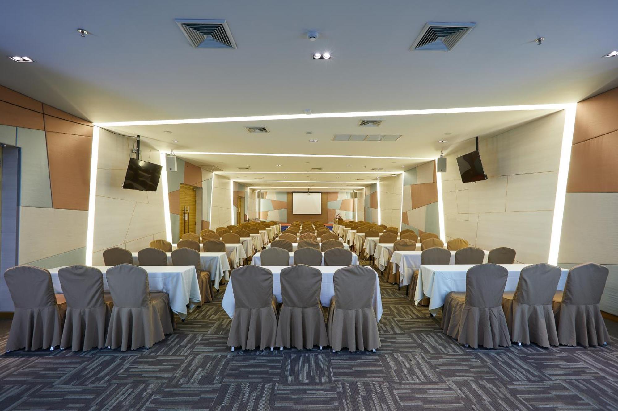 Hotel Welcome World Beachfront 4*