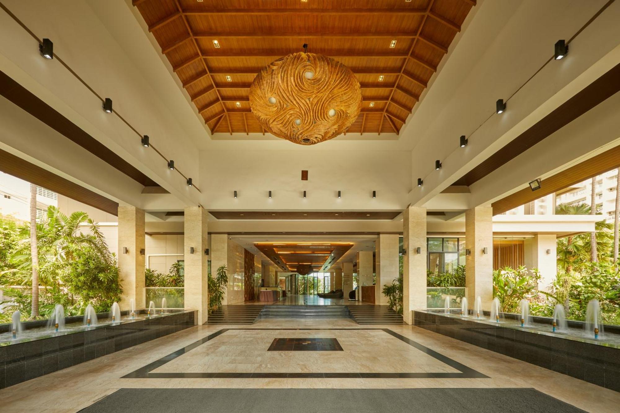 Welcome World Beachfront 4* Pattaya