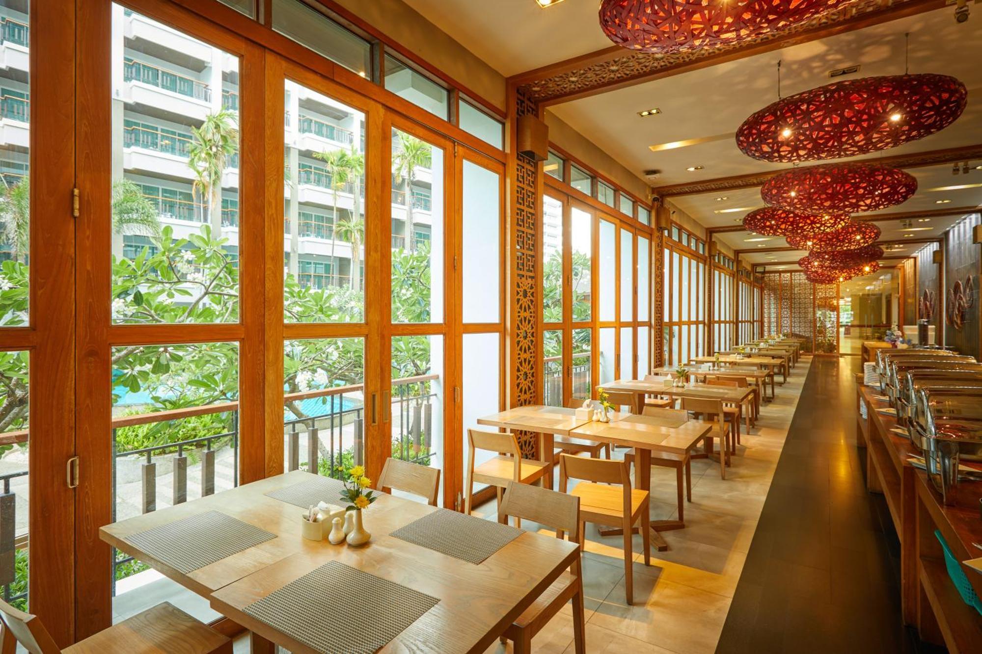 Hotel Welcome World Beachfront 4*
