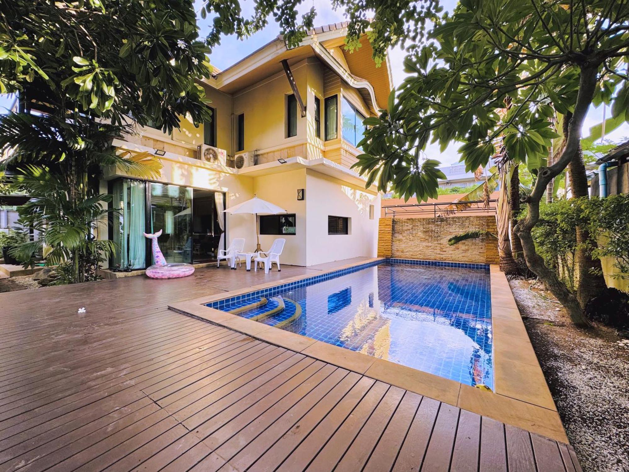 Vila Hollywood Pool Center