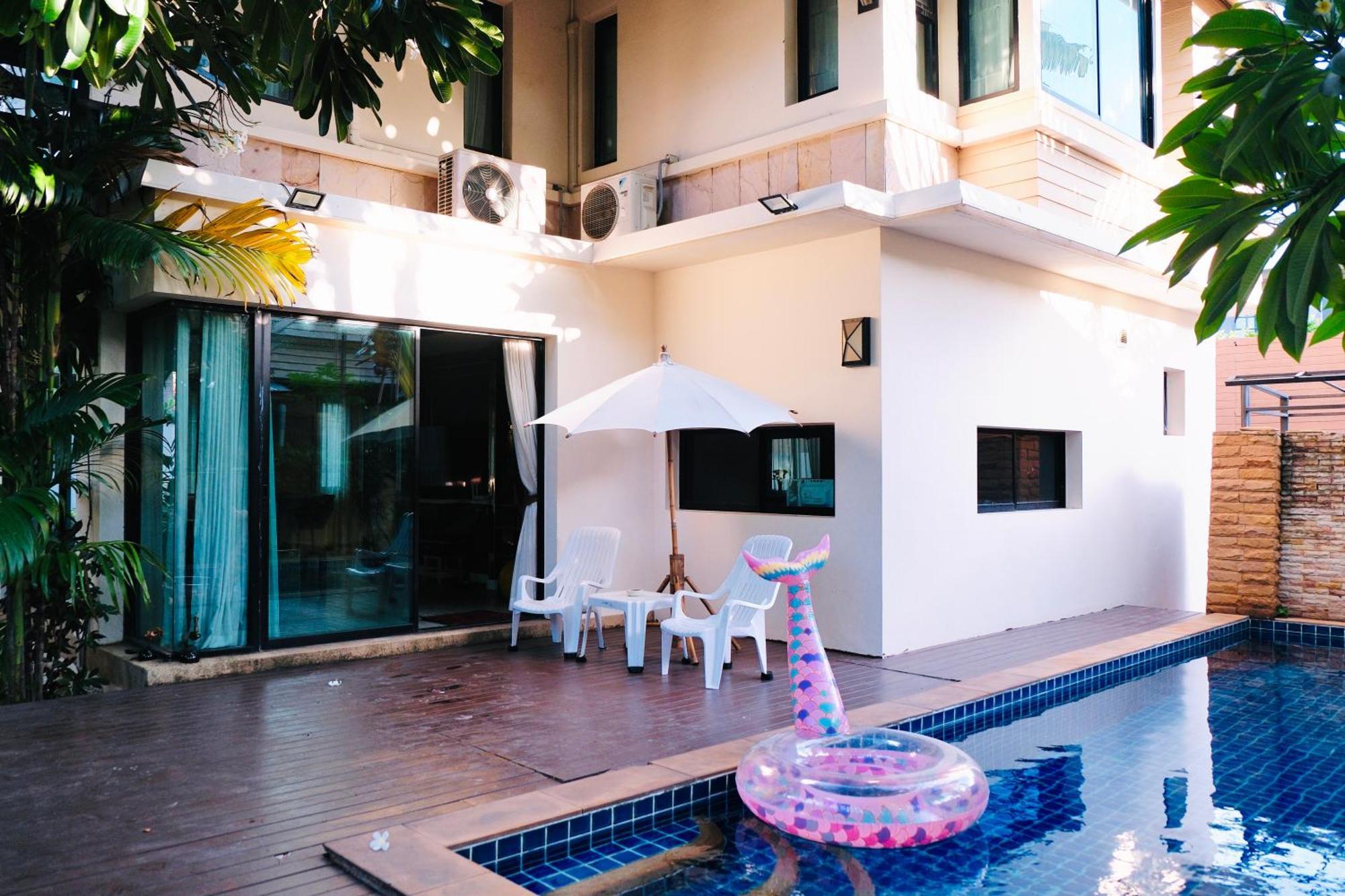Vila Hollywood Pool Center *