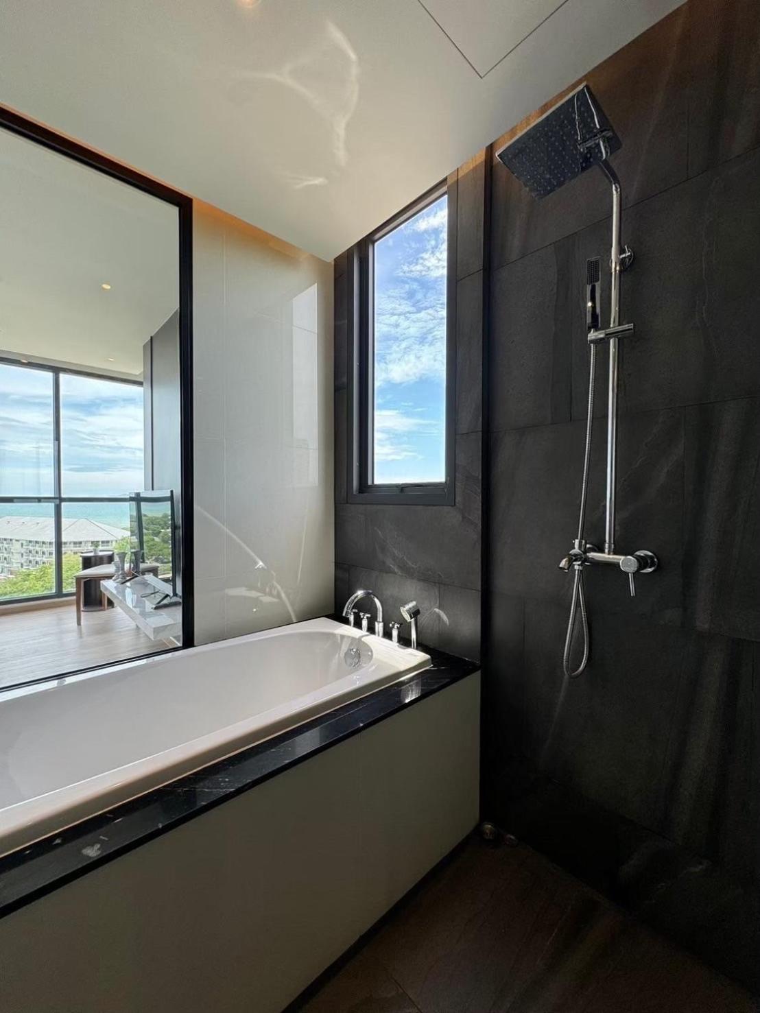 อพาร์ทเม้น Sea View 2 Bed Luxury - Perfect Location Pattaya