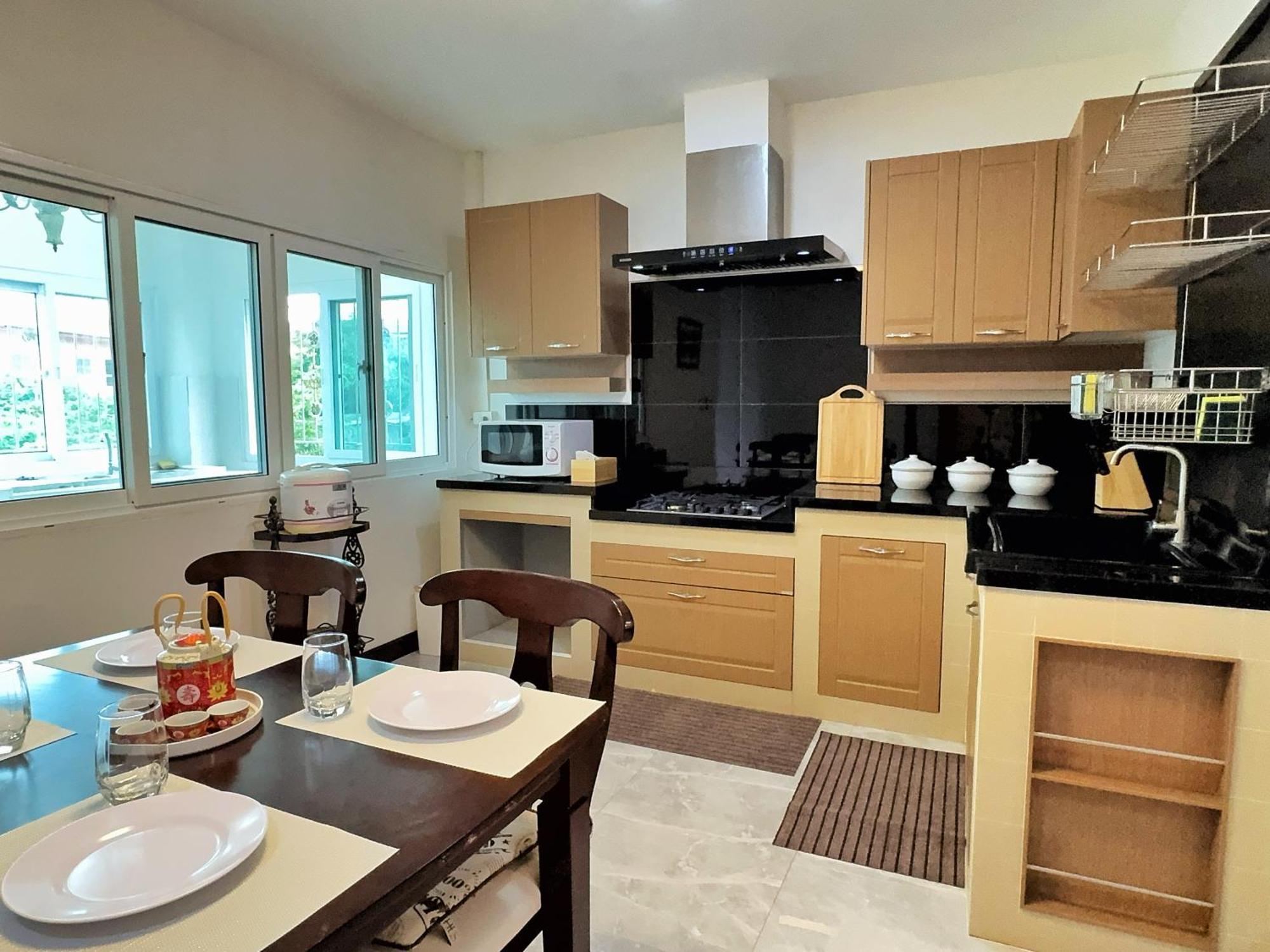 Massive Pet-friendly House, 5 Mins From Beach, Pattaya