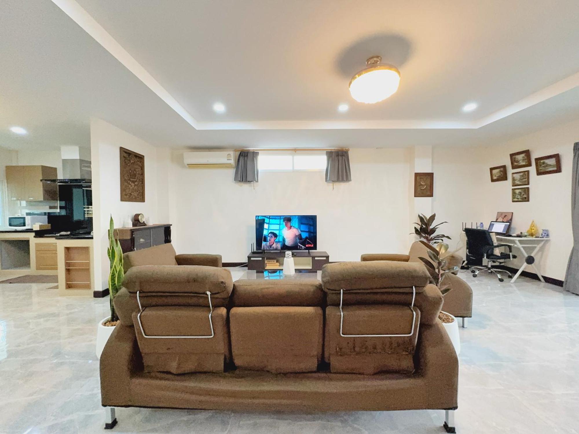 Massive Pet-friendly House, 5 Mins From Beach, * Pattaya