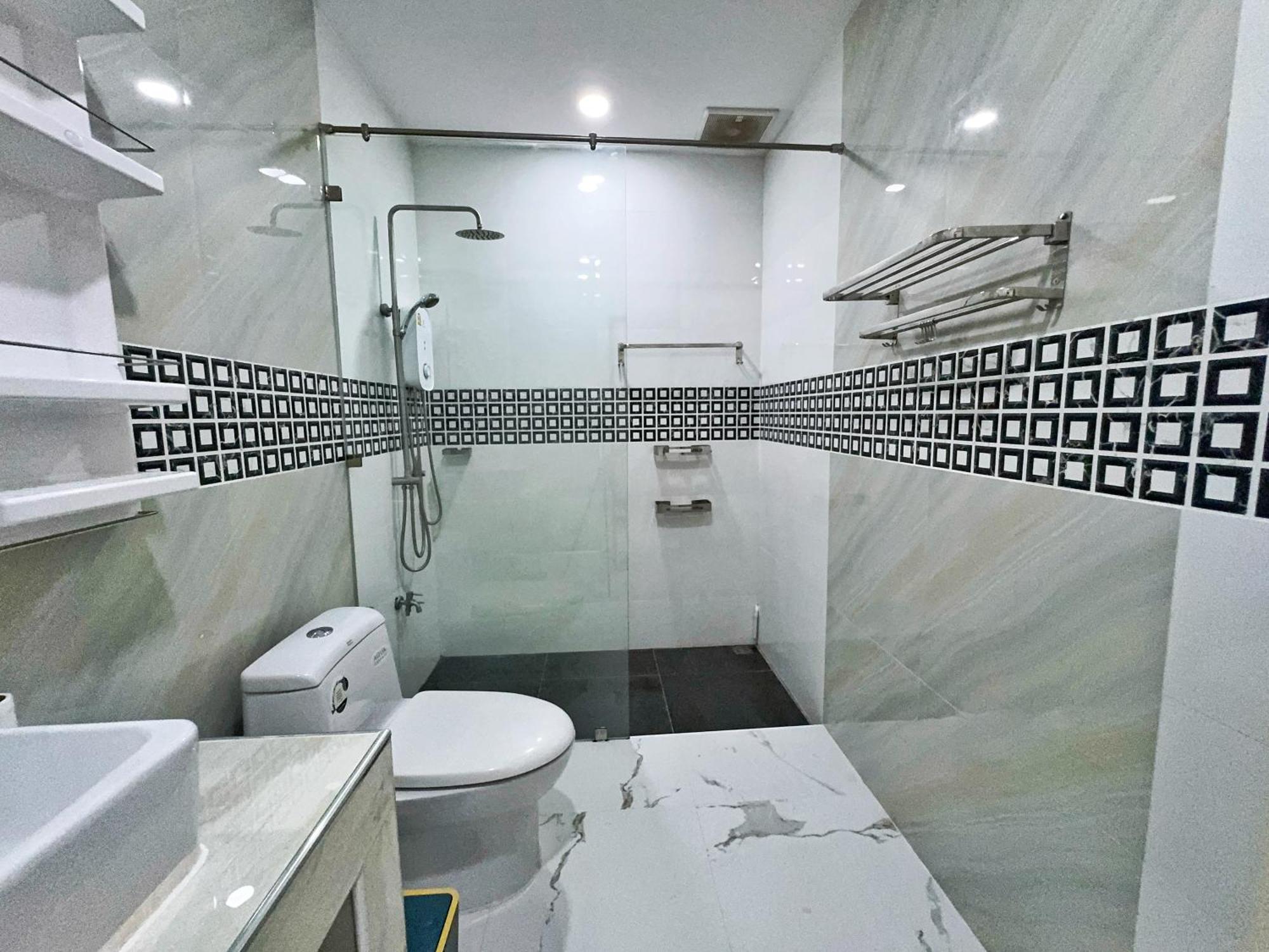 Massive Pet-friendly House, 5 Mins From Beach, Holiday home
