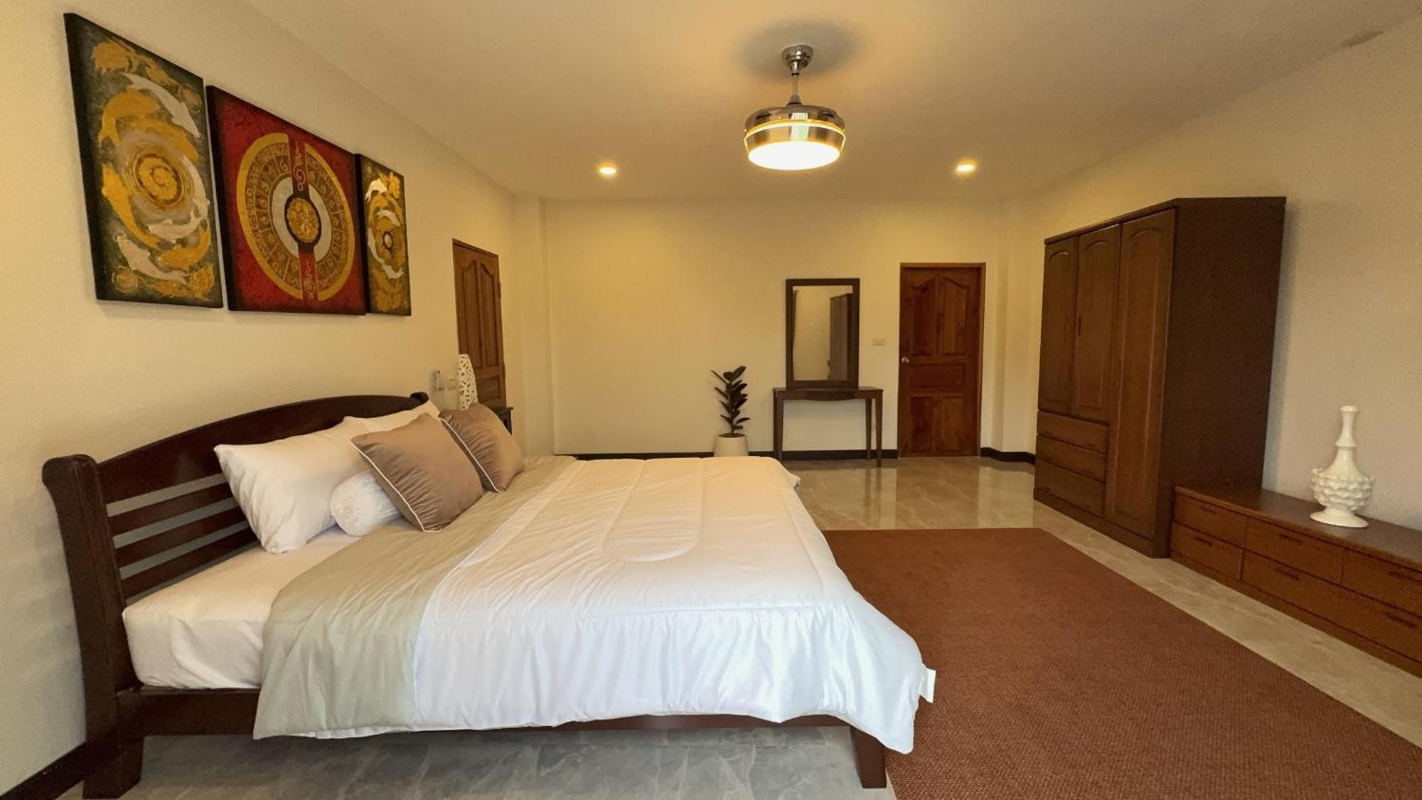 Massive Pet-friendly House, 5 Mins From Beach, Holiday home
