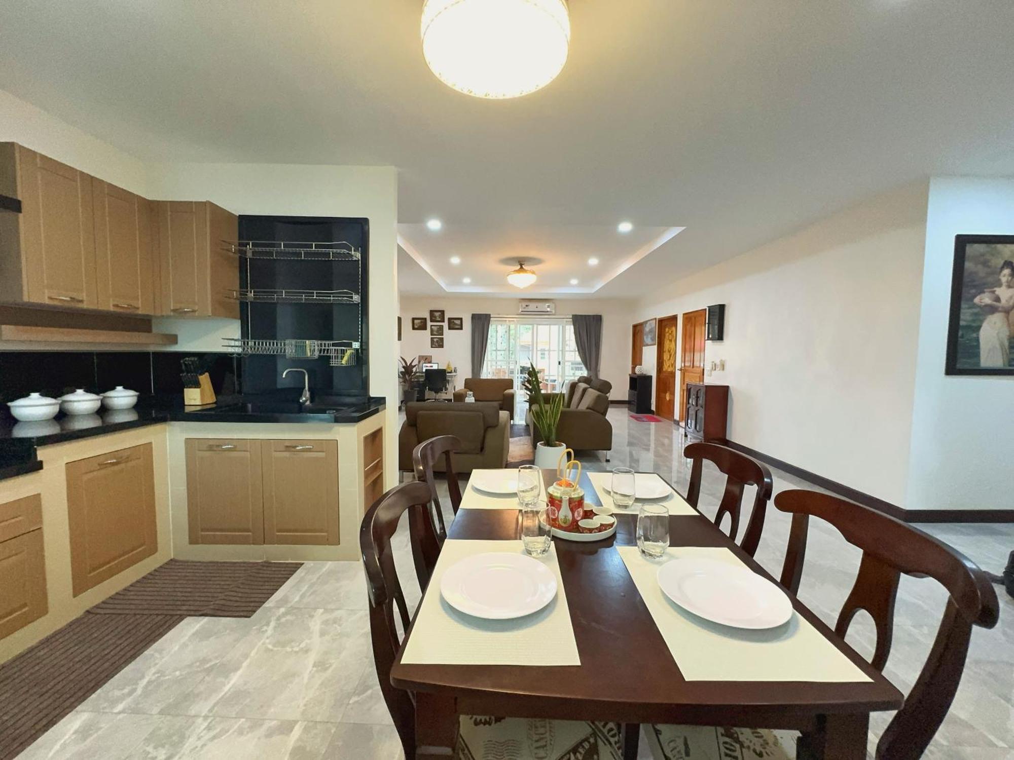 Massive Pet-friendly House, 5 Mins From Beach,