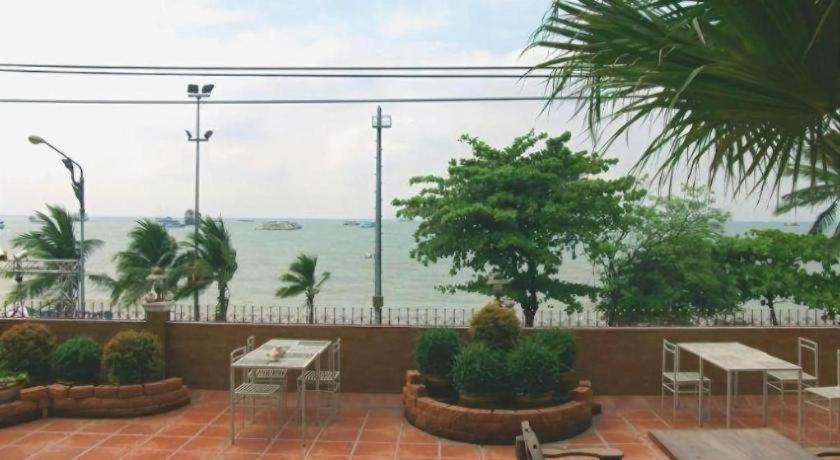 Red Balcony Hotel 2*