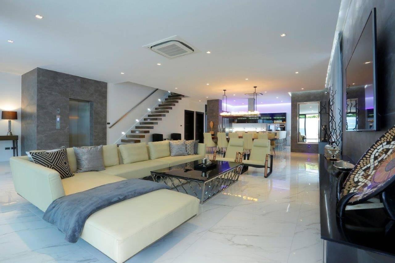 Near & Walk Street Luxury