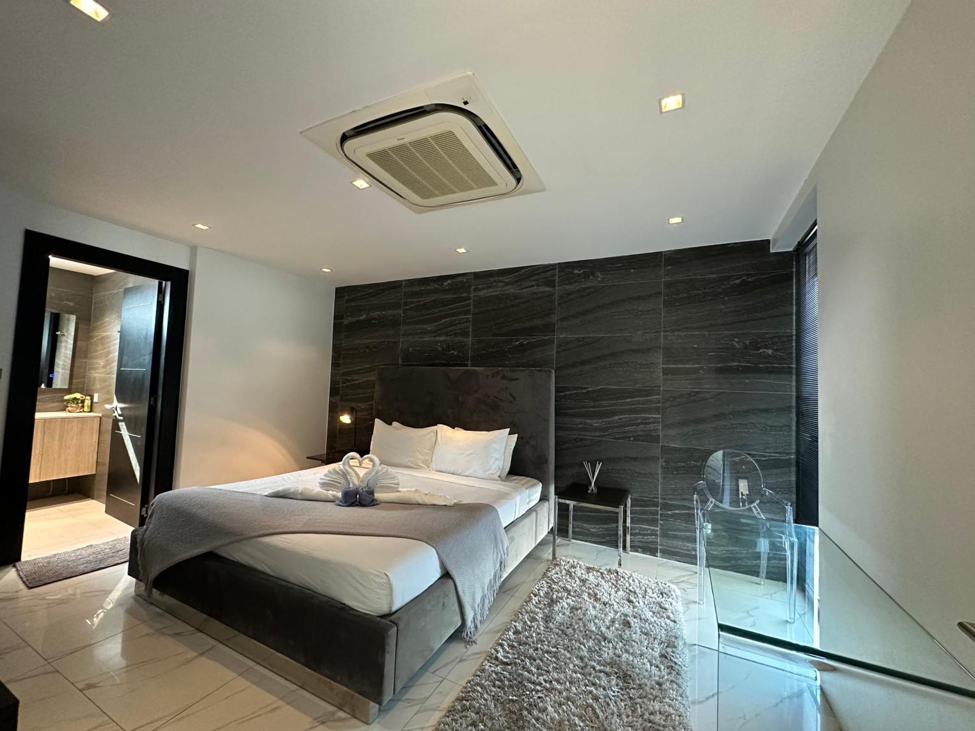 Near & Walk Street Luxury Villa Pattaya