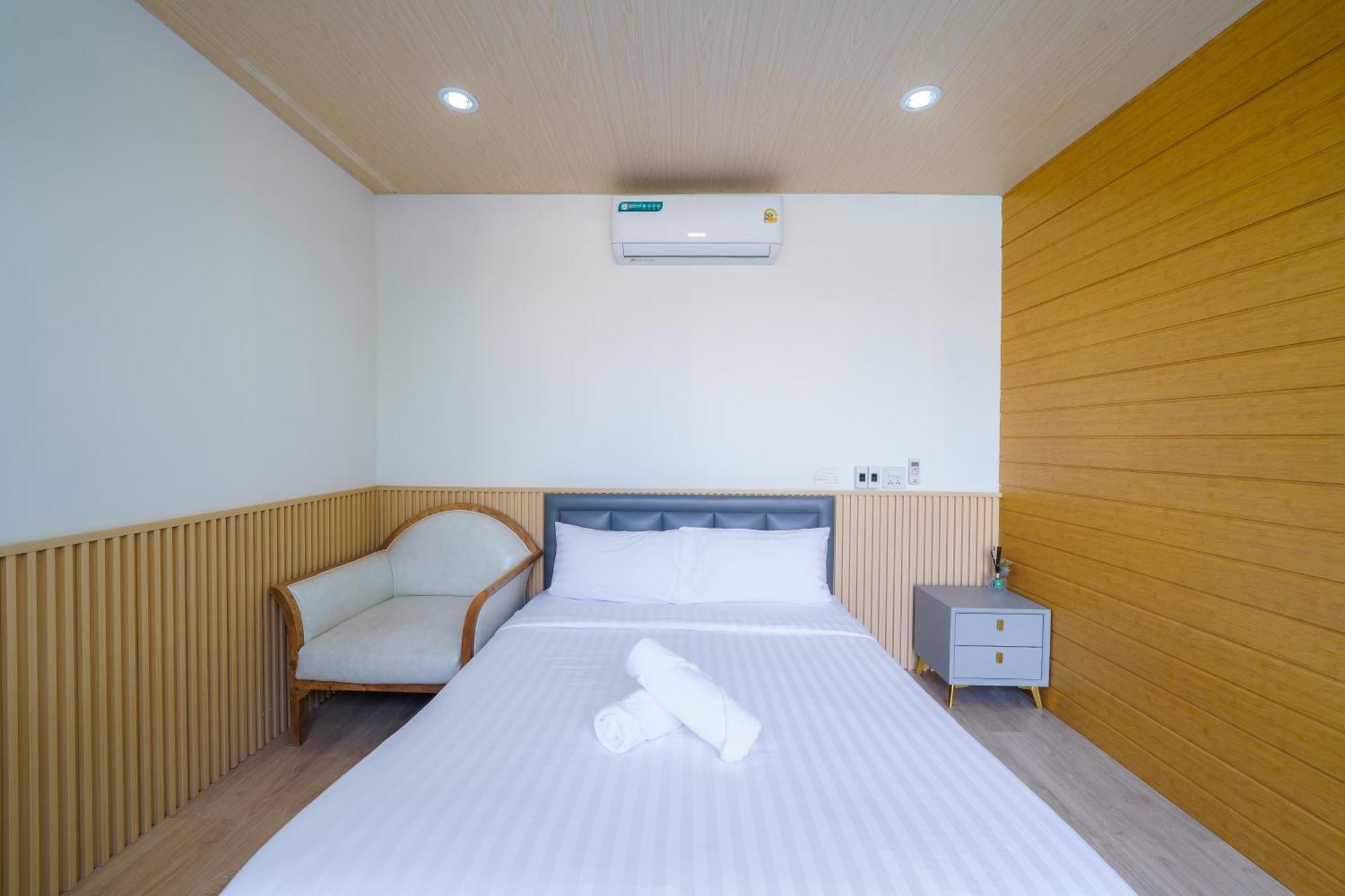 Cozy Gray Garden Villa *