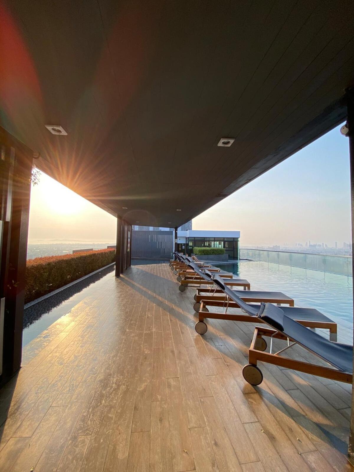 - Roof Pool Apartment Pattaya