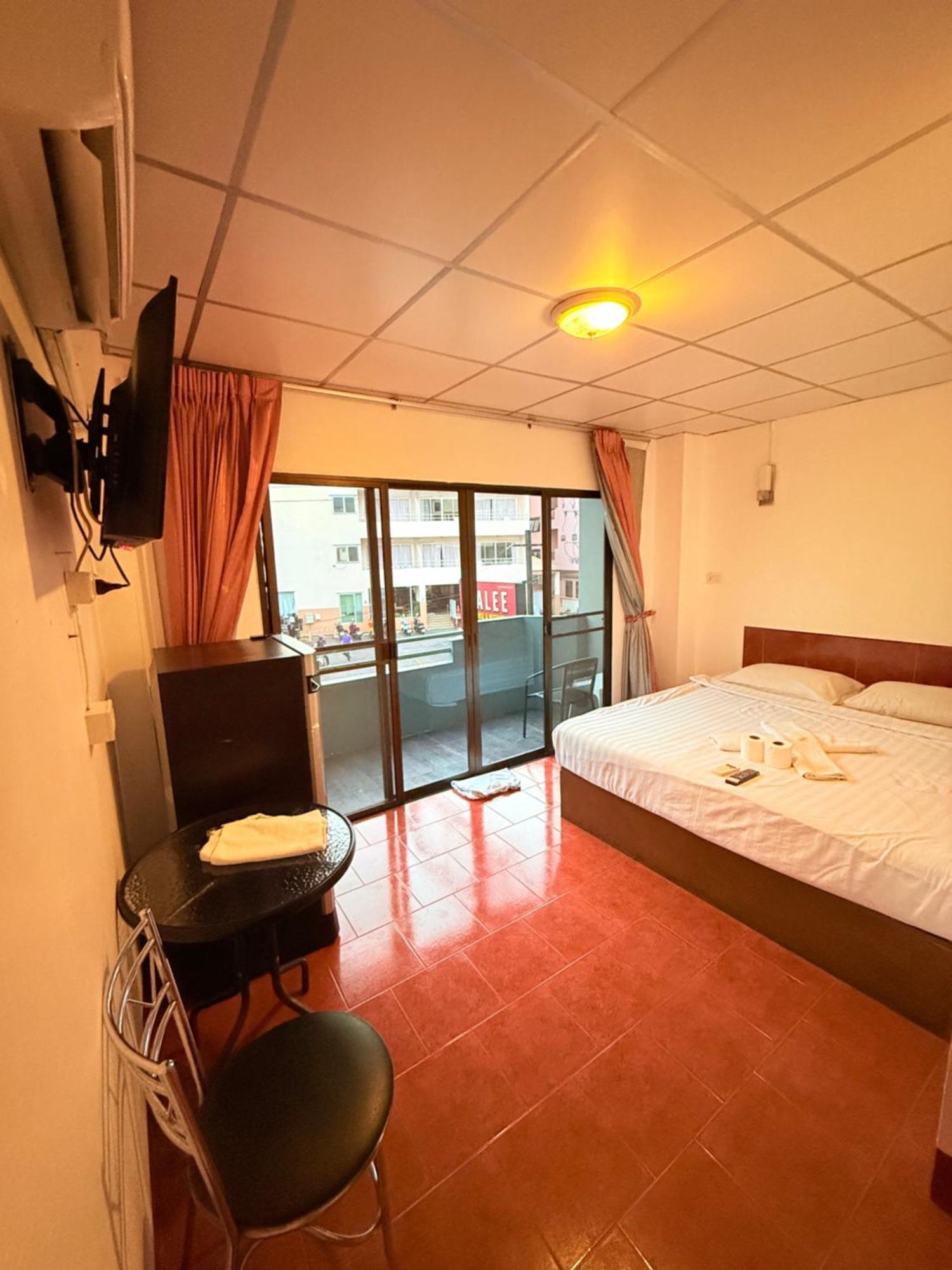 Malee & Restaurant Apartment