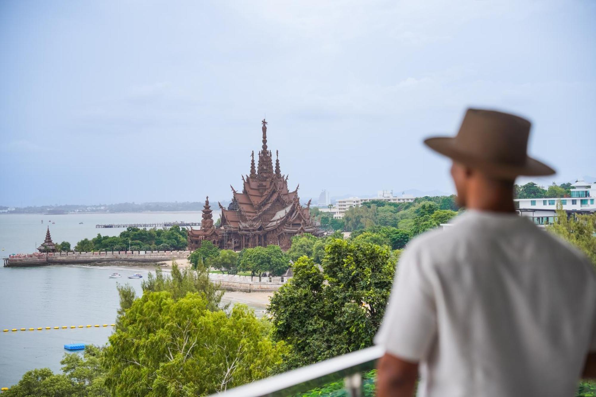 Golden Tulip Beachfront 5*