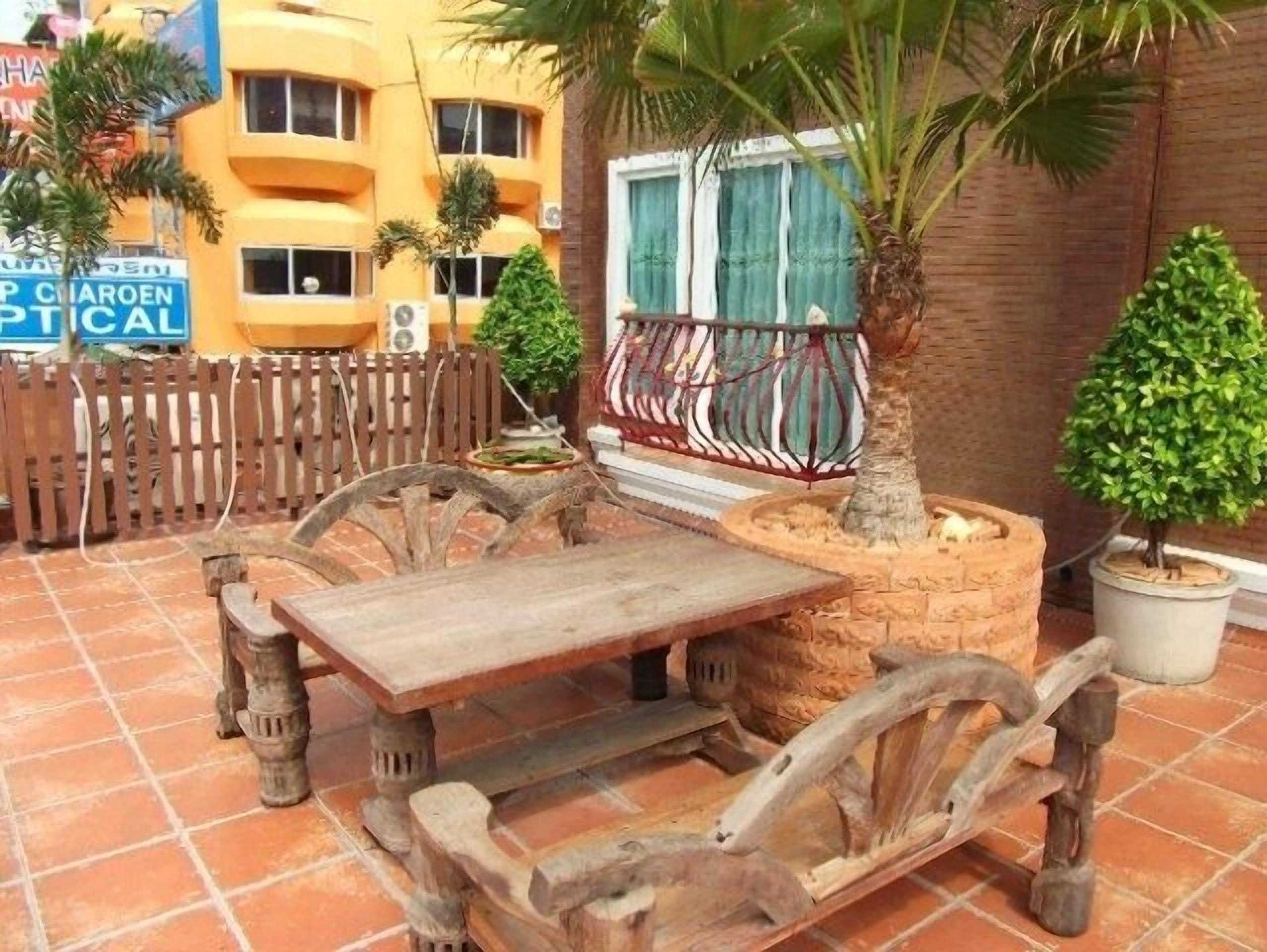 Inn The Red Balcony
