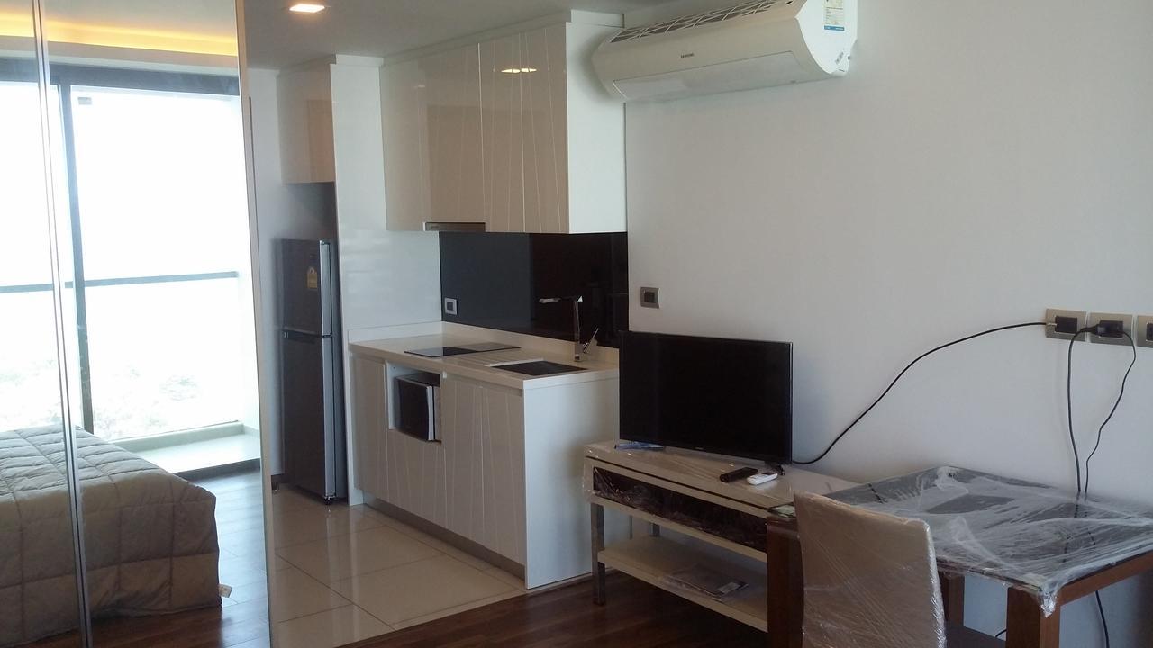 Apartment In The Peak Towers *