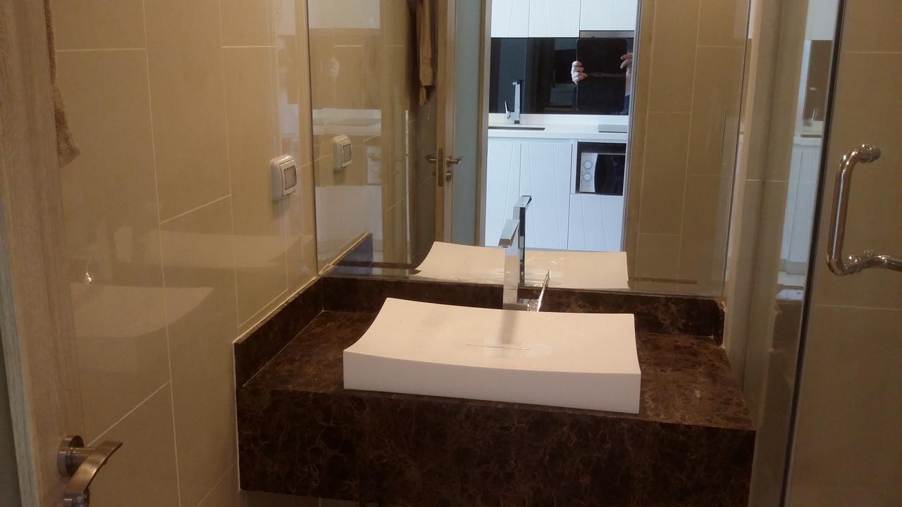 Apartment In The Peak Towers *
