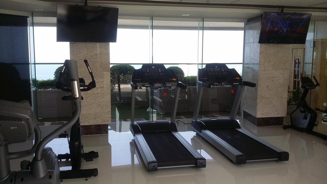 Apartment In The Peak Towers *