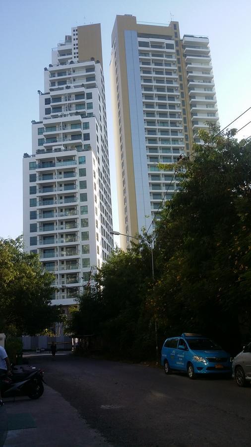 Apartment In The Peak Towers