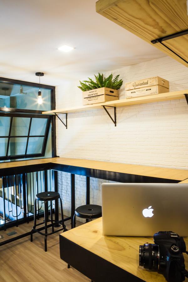 Travel Light Hostel *
