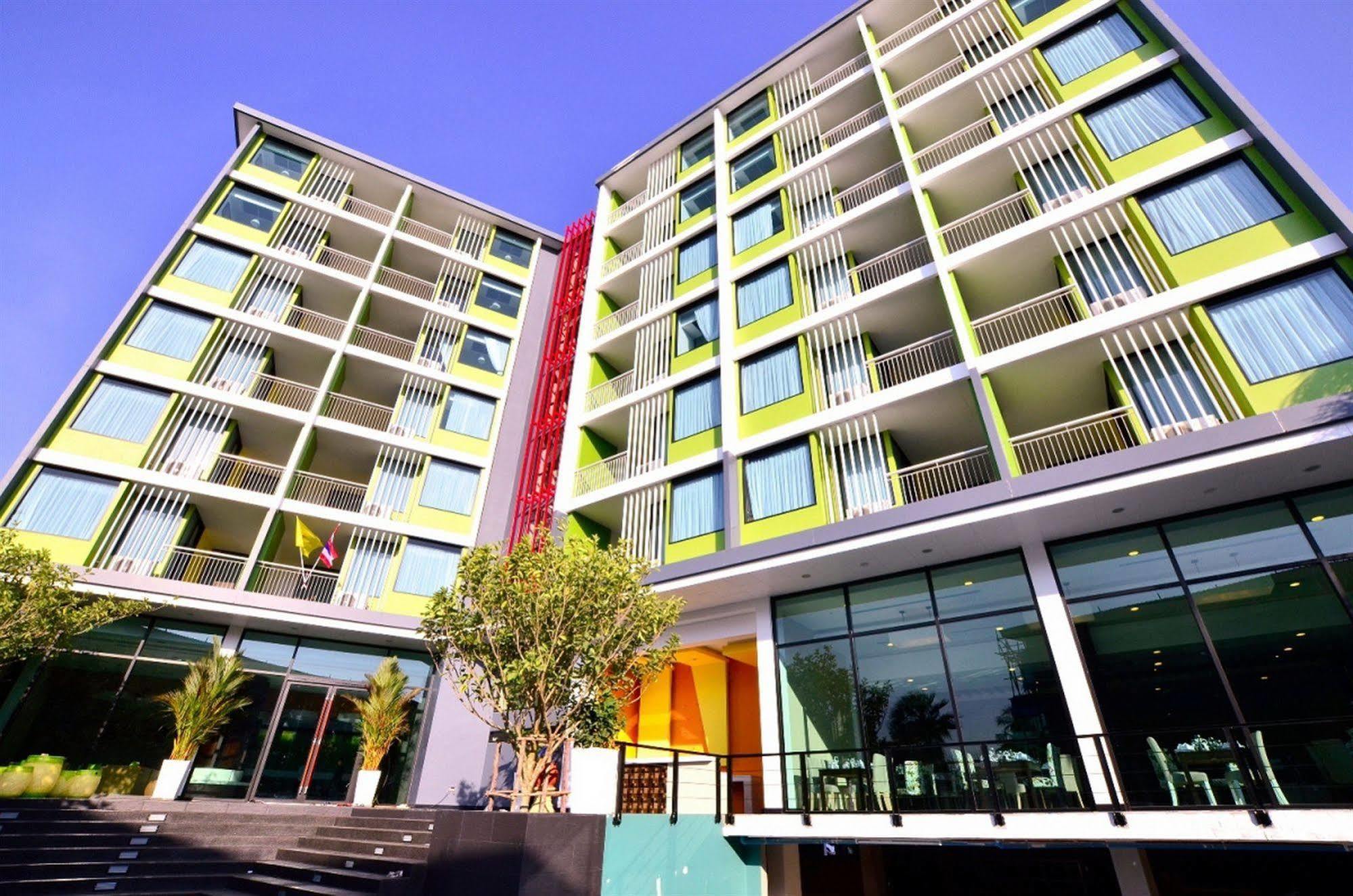 Resort Lakkhana Poolside