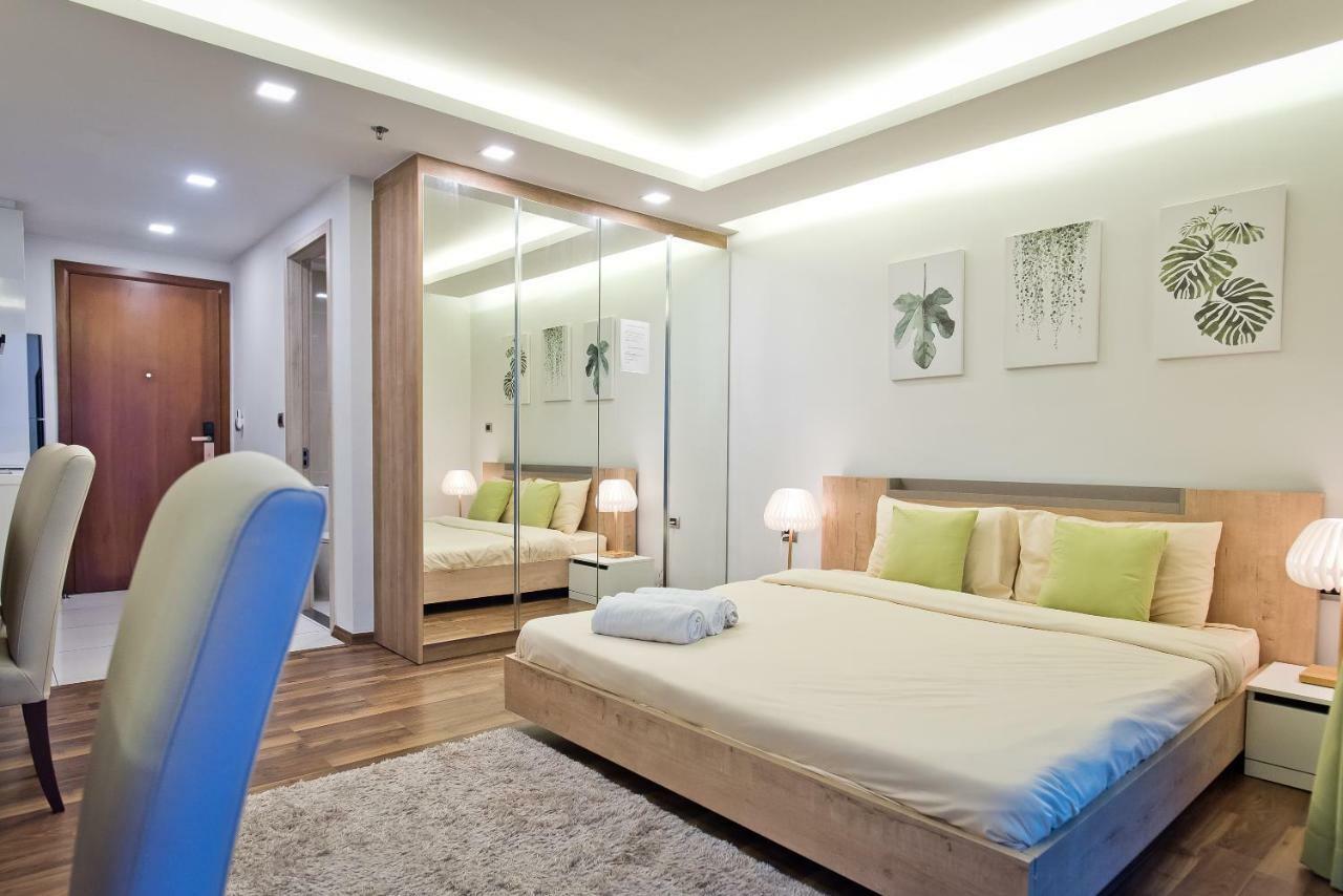 Stylish In Peak Towers Apartment *