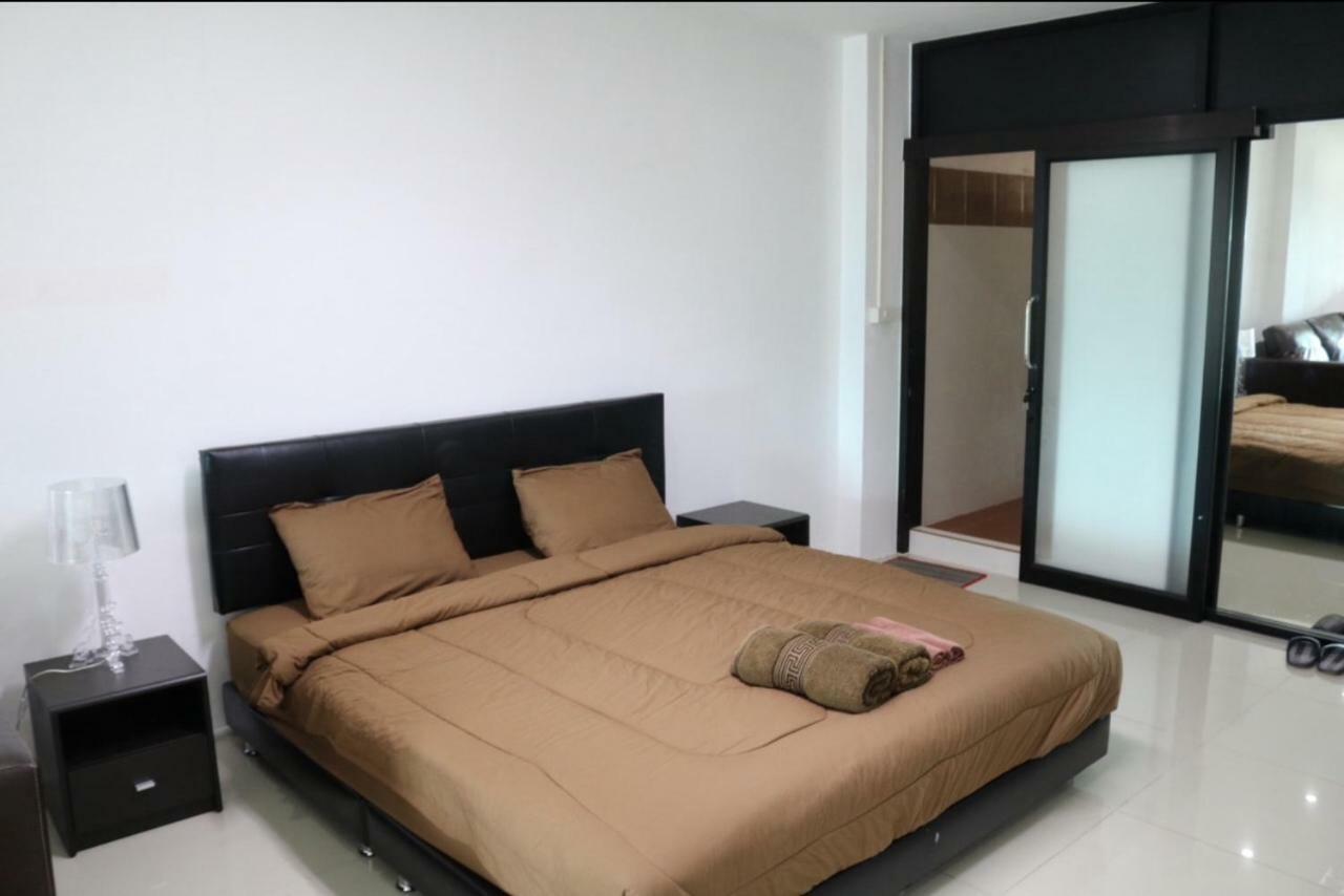 The Spot Bar & Gallery Guest house *